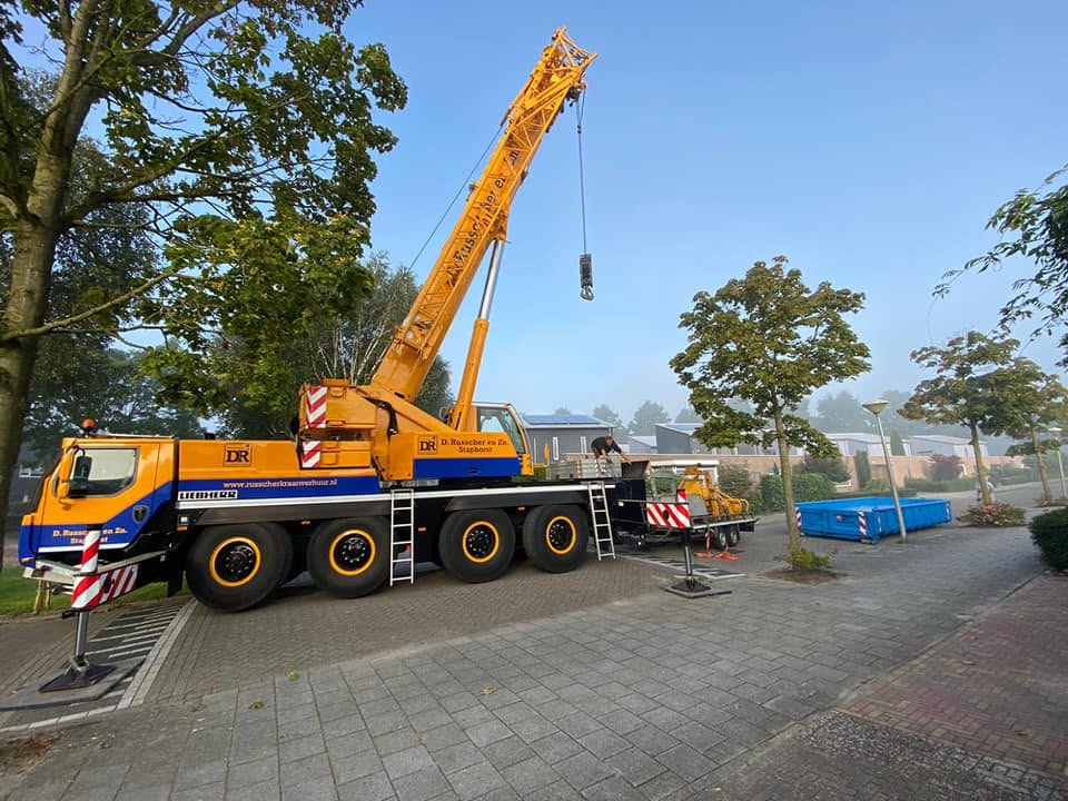 Mobiele kraan bij een tuinproject