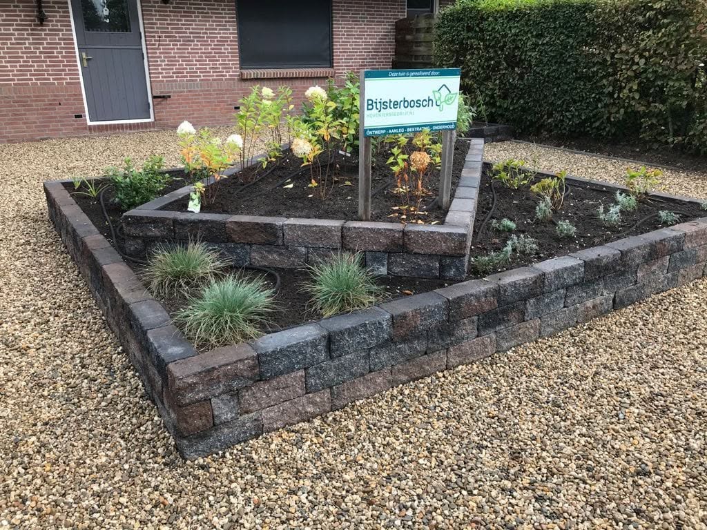 Verhoogde borders met nieuwe beplanting bij een woning