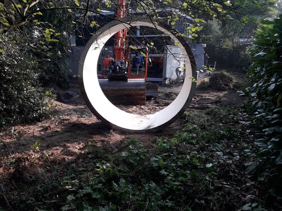 Betonnen ring bij het grondwerk in een tuin