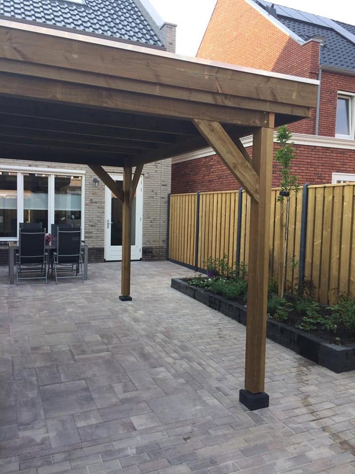 Houten overkapping met tuinset op het terras