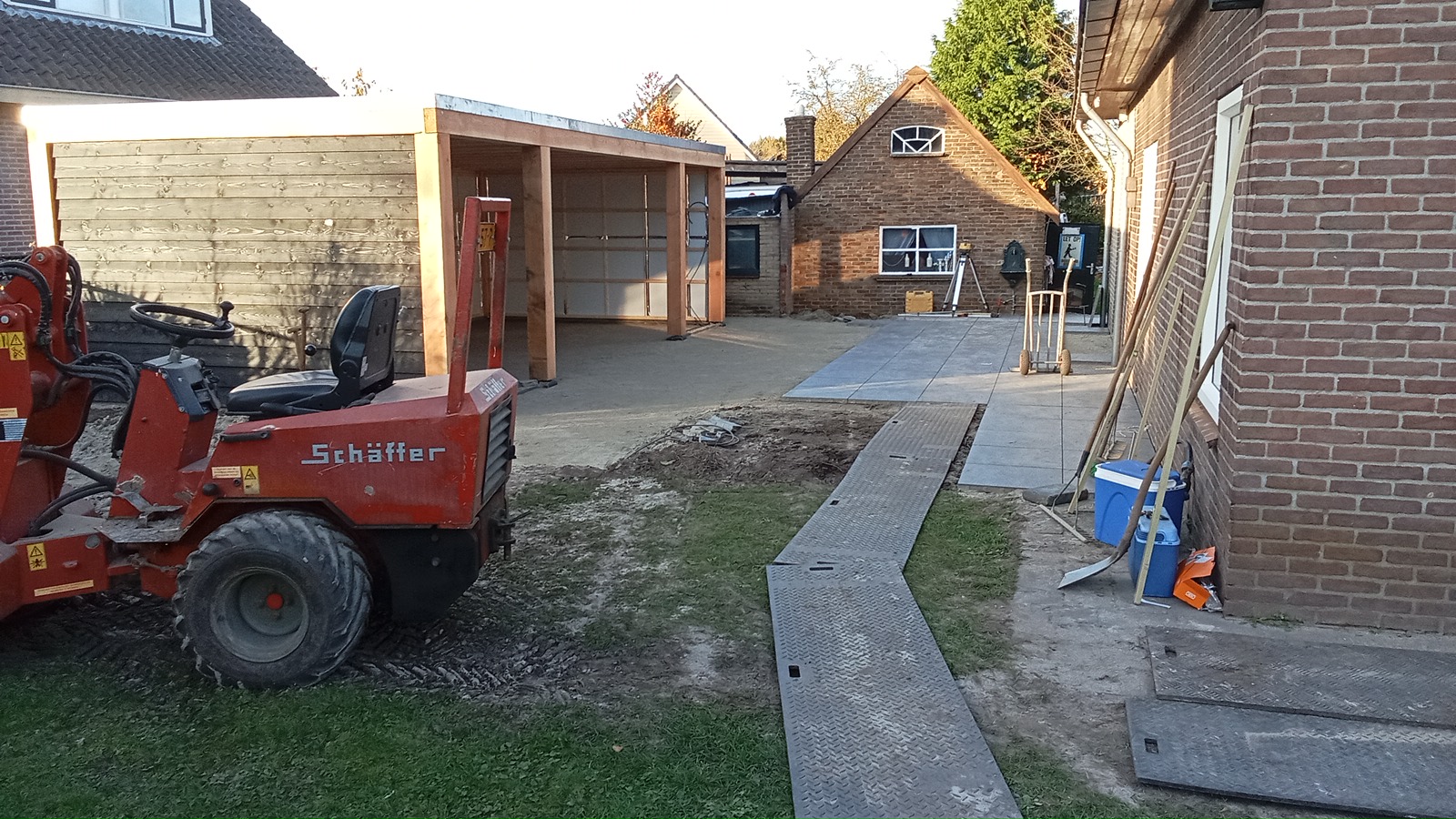 Nieuwe houten overkapping bij een woning